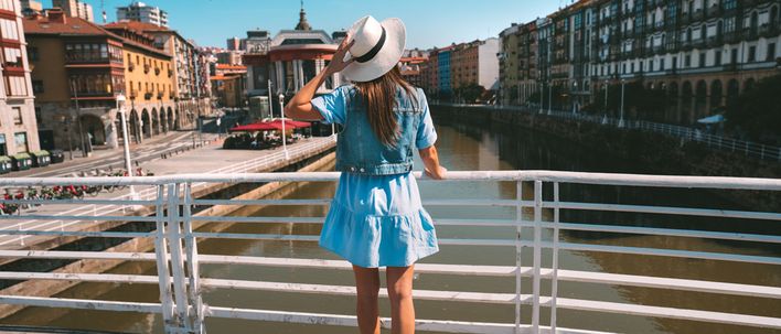 Frau auf Brücke in Bilbao