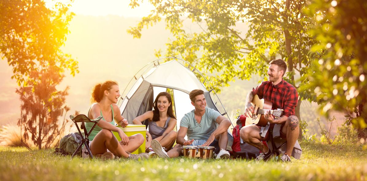 Gruppe beim Camping auf der Wiese