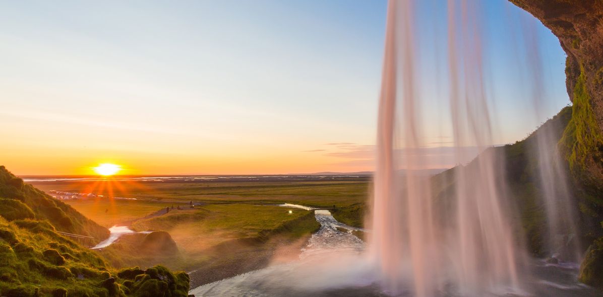 Sonnenuntergang am Wasserfall in Island