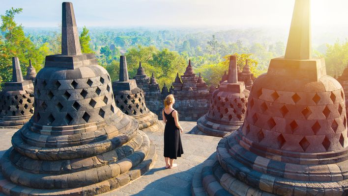 Frau an einem Tempel in Java, Indonesien