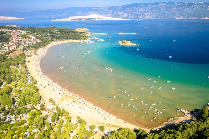 Luftaufnahme des Paradise Beach auf der Insel Rab in Kroatien mit langem Sandstrand und umliegender Küstenlandschaft