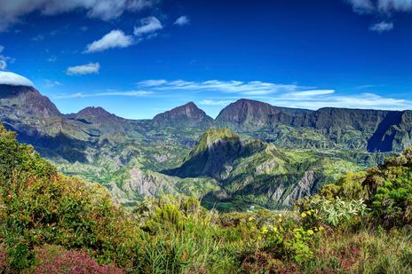Berglandschaft auf La Réunion mit tiefen Tälern und üppiger Vegetation