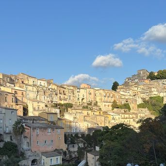 Panoramablick auf Ragusa mit Häusern am Hang