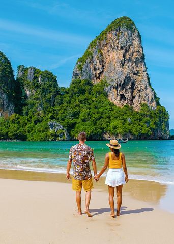Paar am Strand in Thailand