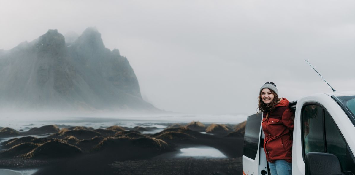Frau mit Auto in Island