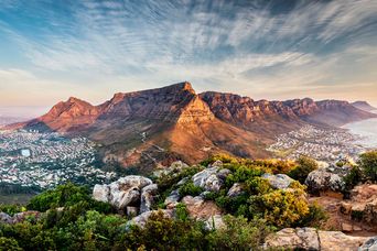 Blick auf den Tafelberg und die Stadt Kapstadt aus der Vogelperspektive im Morgengrauen in Südafrika