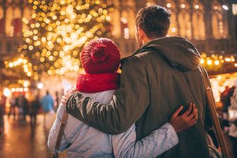 Ein Paar spaziert über einen Weihnachtsmarkt
