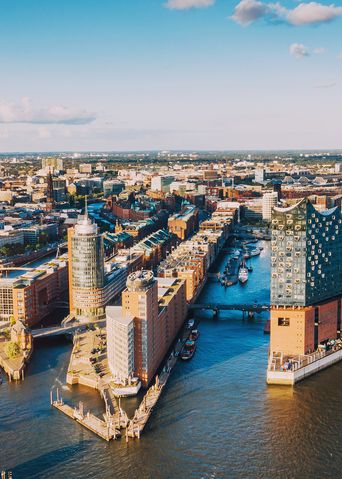 Blick auf den Hamburger Hafen mit der Elbphilharmonie