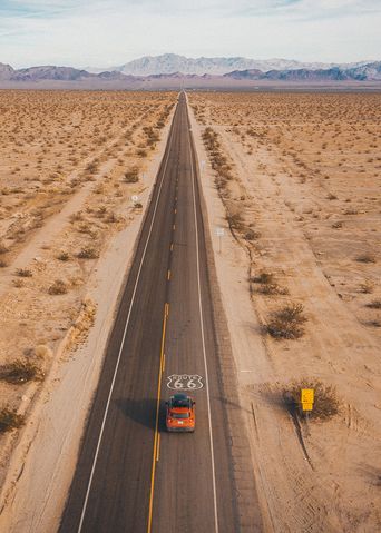 Auto fährt entlang der Route 66 in Kalifornien, USA