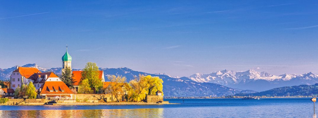 Blick auf Wasserburg am Bodensee und die Alpen im Hintergrund