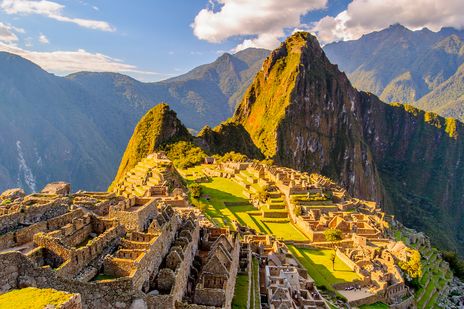Blick auf den Machu Picchu in Peru, der von der Sonne angestrahlt wird 