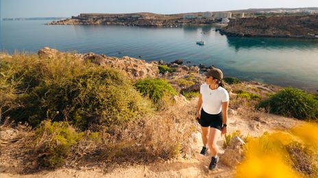 Eine Frau wandert durch den Il-Majjistral Nature & History Park auf Malta