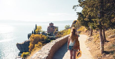 Frau spaziert am Ohrid See in Nordmazedonien