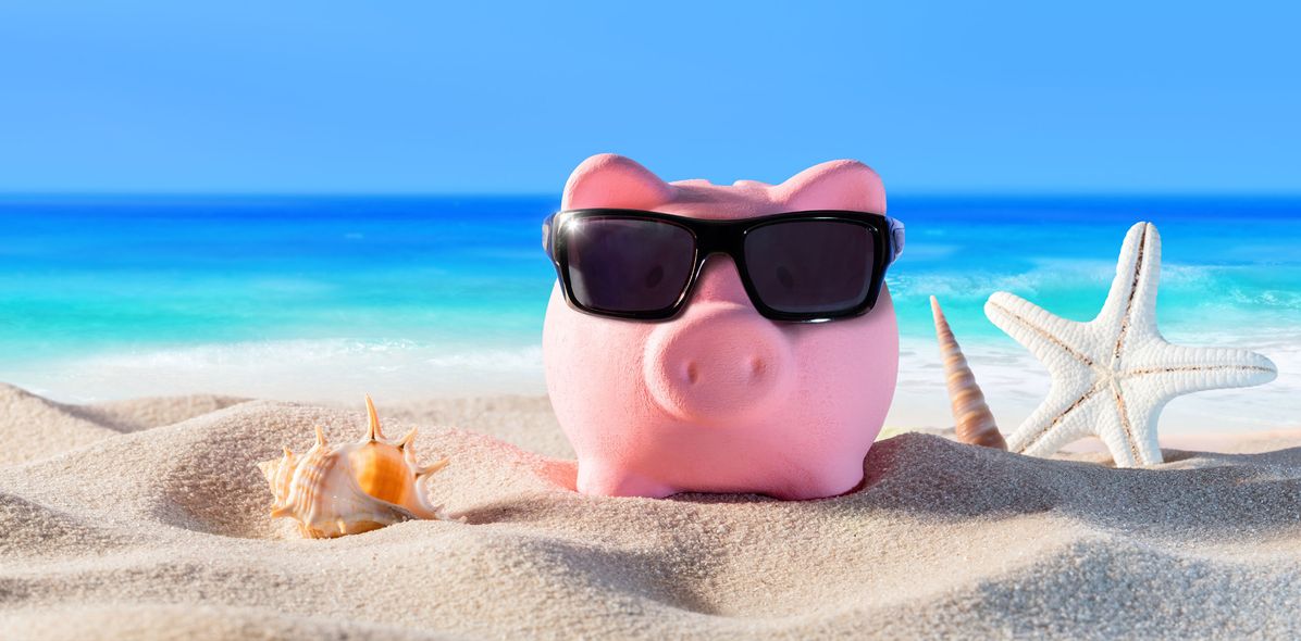 Sparschwein mit Sonnenbrille am Strand
