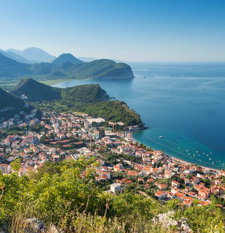 Blick auf Petrovac in Montenegro