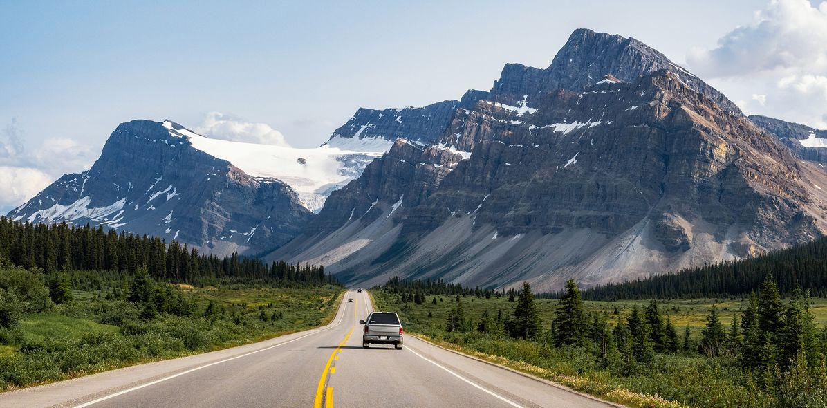 Auto fährt auf einer Straße im Banff Nationalpark in Kanada