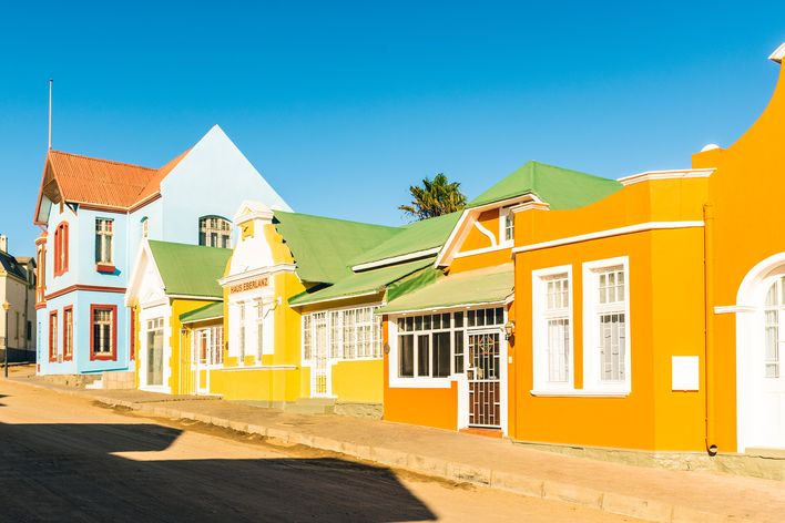 Farbenfrohe Kolonialhäuser in der Küstenstadt Lüderitz in Namibia