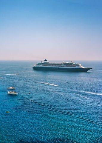 Kreuzfahrtschiff vor Küste