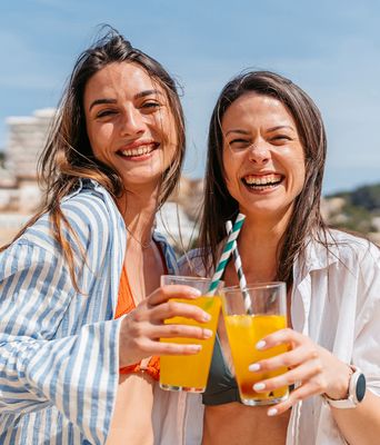 Frauen mit einem Cocktail in der Hand