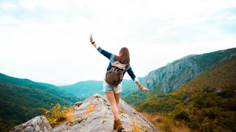 Frau am wandern in den Bergen