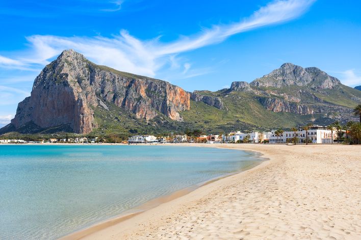 San Vito lo Capo Strand mit Bergkulisse und hellem Sand