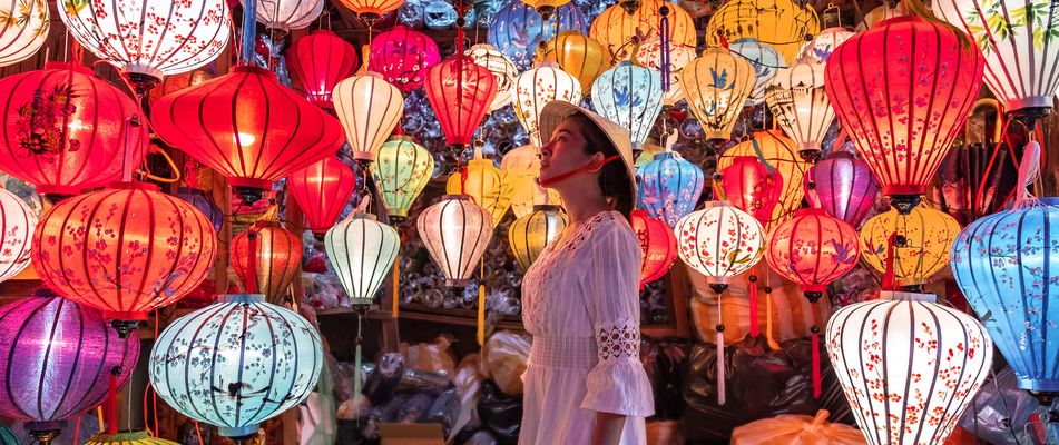 Frau in der Stadt Hoi An mit bunten Laternen