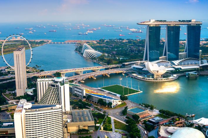 Luftaufnahme von Marina Bay in Singapur mit Marina Bay Sands und Hafen