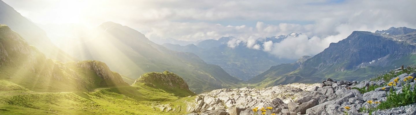 Landschaft mit Bergen in den Alpen