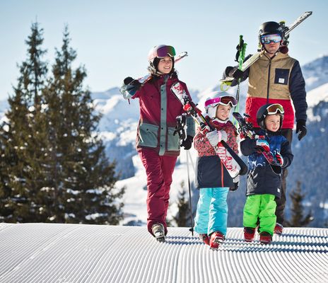 Familie beim Skifahren