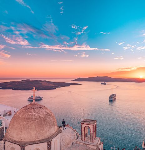 Kreuzfahrtschiffe in der Bucht vor Santorini bei Sonnenuntergang