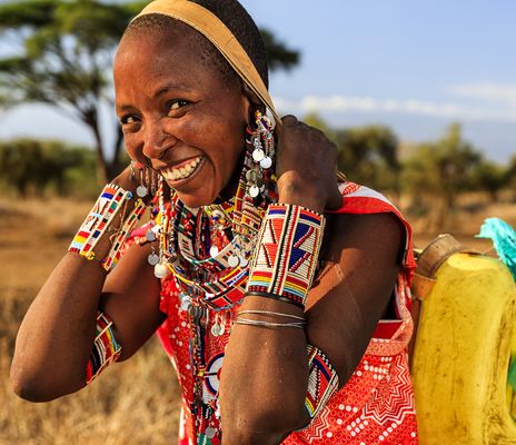 Frau in Kenia trägt Wasser