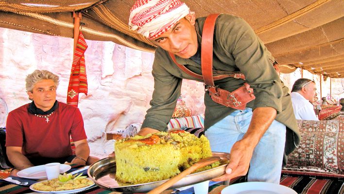 Traditionelles Gericht auf einem Markt in Jordanien