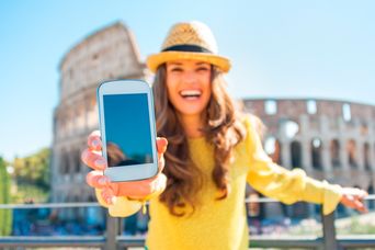 Eine Frau hält ihr Smartphone in die Kamera