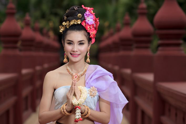 Thailänderin in landestypischer Kleidung