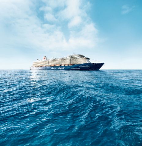 Schiff von Tui Cruises auf dem Meer