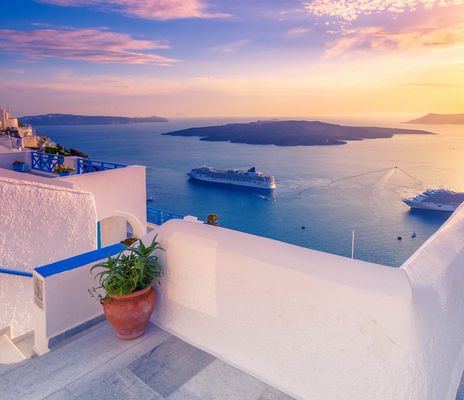 Santorin Sonnenuntergang Blick auf Meer mit Kreuzfahrtschiff