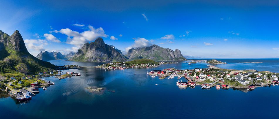 Panoramablick auf die Inselwelt der Lofoten, Norwegen
