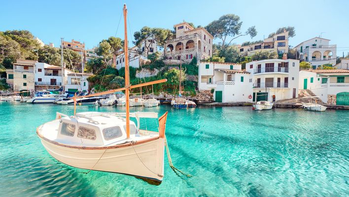Malerischer Fischerhafen von Cala Figuera auf Mallorca mit türkisblauem Wasser und Booten