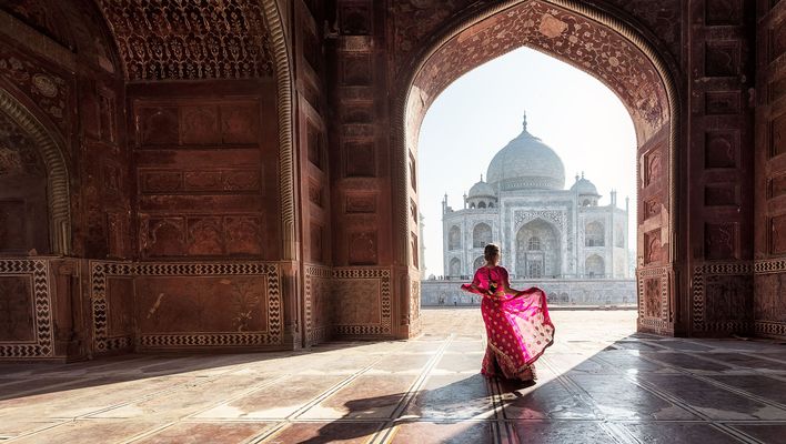 Frau vor dem Taj Mahal in Indien