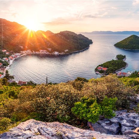 Sonnenuntergang über Bucht in Kroatien
