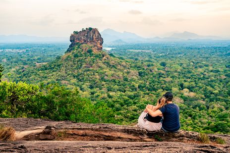 Reisendes Paar genießt den Blick auf die Felsenfestung Sigiriya, ein UNESCO-Weltkulturerbe in Sri Lanka