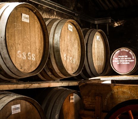 Whiskyfässer in einer schottischen Destillerie aus Holz gelagert