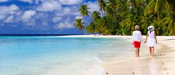 Paar spaziert am Strand entlang