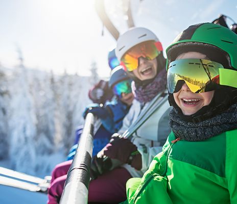 Familie auf einem Skilift