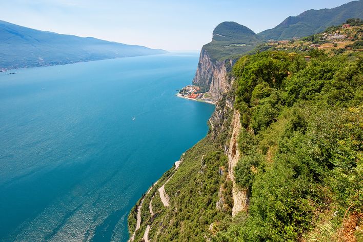 Steile Felsklippen am Ufer des Gardasees im Naturpark Alto Garda Bresciano
