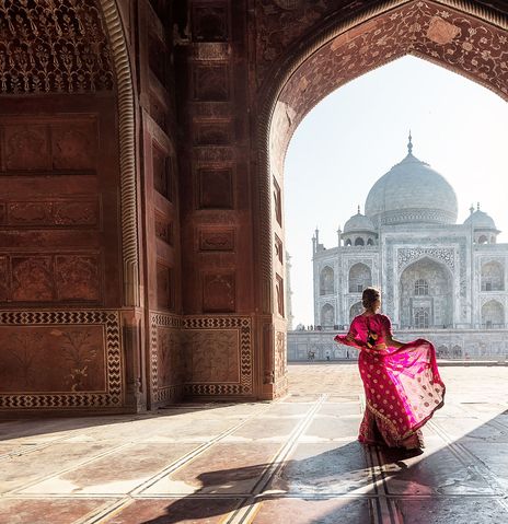 Frau vor Taj Mahal in Indien