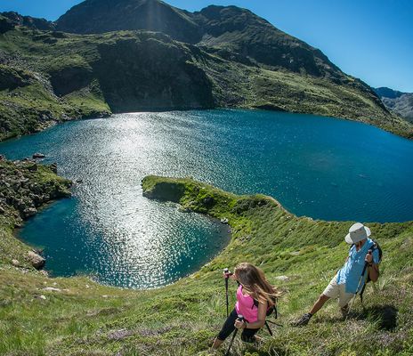 Wanderer am See Andorra