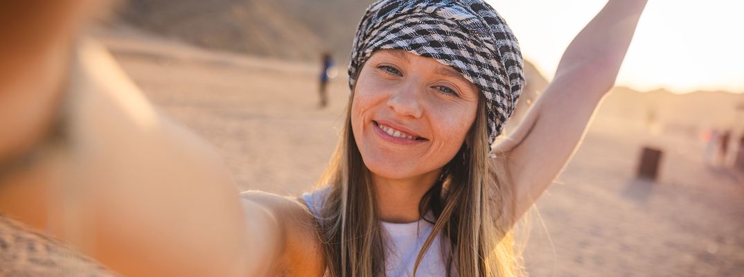 Frau macht Selfie im Hintergrund Wüste