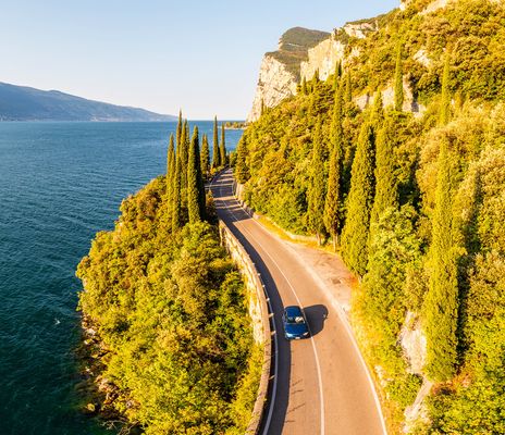 Auto fährt entlang einer Straße am Gardasee