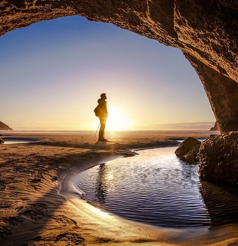 Mann in Höhle vor Sonnenuntergang